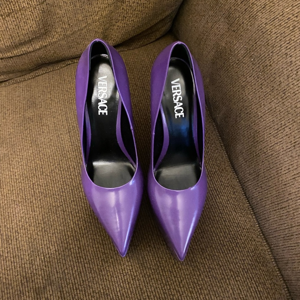 Pumps made from polished purple leather and defined by a wavy platform sole
